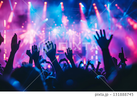 ライトと観客が輝く夜の音楽フェスティバル(熱狂・ライブ・エンタメ) ライトと観客が輝く夜の音楽フェスティバル(熱狂・ライブ・エンタメ) 131888745