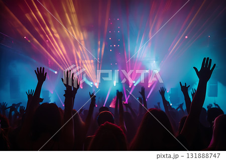 ライトと観客が輝く夜の音楽フェスティバル（熱狂・ライブ・エンタメ） 131888747