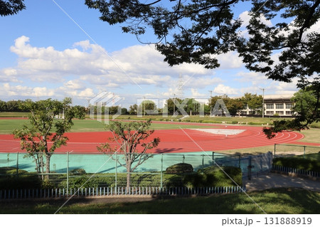 大阪府堺市北区新金岡町の金岡公園内の金岡陸上競技場 大阪府堺市北区新金岡町の金岡公園内の金岡陸上競技場 131888919