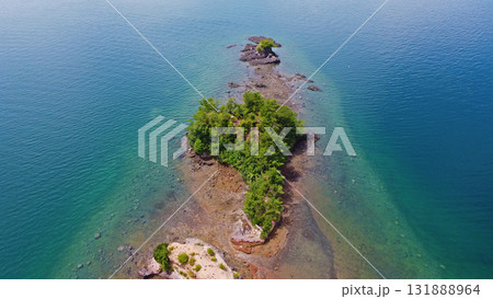 赤尾島（裸島と弁天島と黒島）ドローン空撮 131888964
