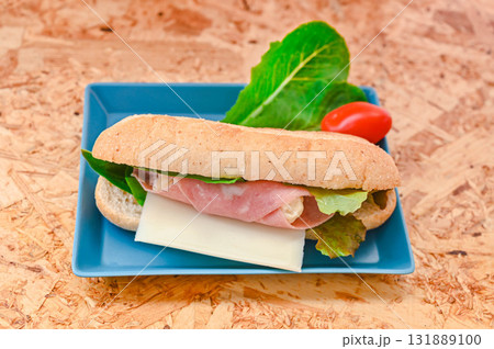 ハムとポテサラのカスクート 131889100