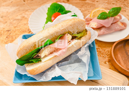 ハムとポテサラのカスクート 131889101