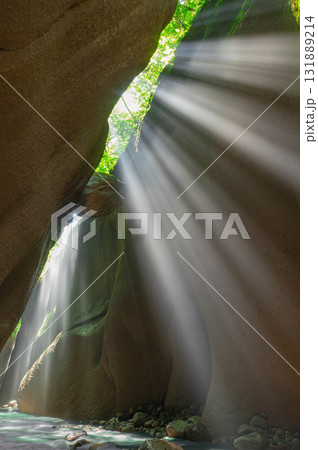 由布川峡谷のチェックストーンと光芒 131889214