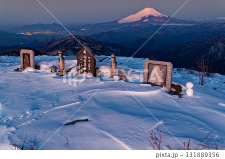 朝の丹沢・塔ノ岳山頂の風景と富士山・南アルプスの眺め 朝の丹沢・塔ノ岳山頂の風景と富士山・南アルプスの眺め 131889356
