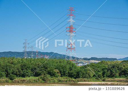 木津川河畔からの眺めた鉄塔のある風景　京都府城陽市 131889626