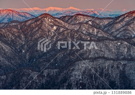 早春の丹沢・塔ノ岳山頂から見る朝焼けの南アルプス 131889886