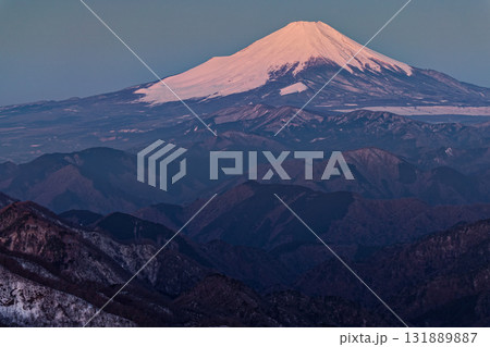 早春の丹沢・塔ノ岳山頂から見る朝焼けの富士山 131889887
