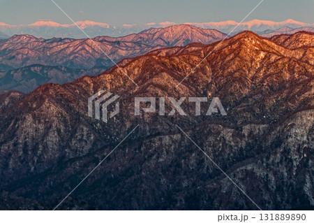 早春の丹沢・塔ノ岳山頂から見る朝焼けの南アルプスの山並み 131889890
