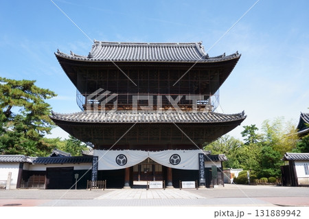 建中寺　三つ葉葵の幕をかけた三門 131889942