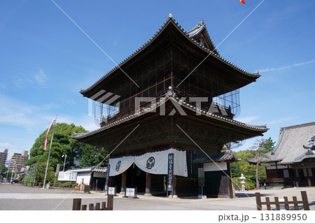 建中寺　本堂前にある山門 131889950