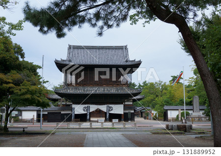 建中寺　建中寺公園から見える山門 131889952