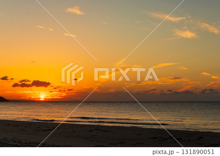 夕日が沈む海の夕景 夕日が沈む海の夕景 131890051