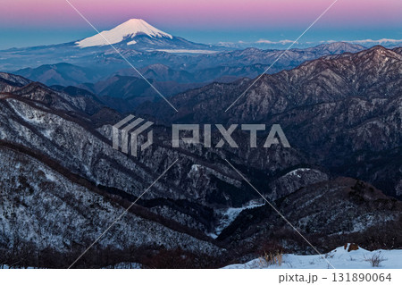 早春の丹沢・塔ノ岳山頂から見る夜明けの富士山と南大菩薩 131890064