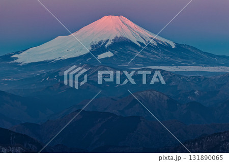 早春の丹沢・塔ノ岳山頂から見る朝焼けの富士山 131890065