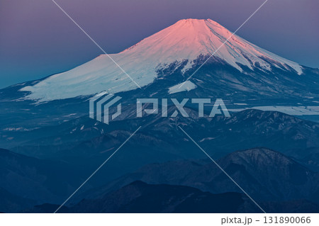 早春の丹沢・塔ノ岳山頂から見る朝焼けの富士山 早春の丹沢・塔ノ岳山頂から見る朝焼けの富士山 131890066