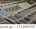 並べた一万円札 131890302