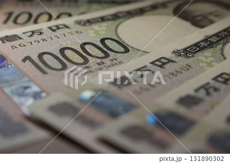 並べた一万円札 131890302