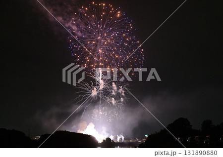夜空を彩る花火 131890880
