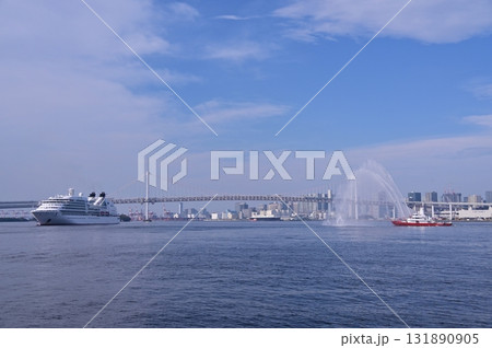 消防艇の放水に出迎えられて東京港へ入港するクルーズ船「三井オーシャンフジ」 131890905