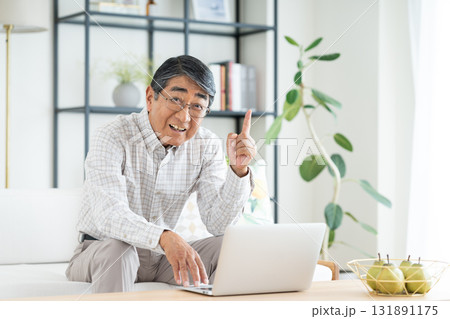 リビングでパソコンを使うシニアの男性 131891175
