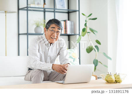 リビングでパソコンを使うシニアの男性 131891176