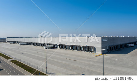 広大な敷地に建つ現代的な倉庫の全景 131891490