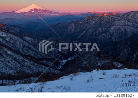 早春の丹沢・塔ノ岳山頂から見る朝焼けの富士山と南アルプスの山並み 131891627