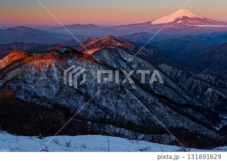 早春の丹沢・塔ノ岳山頂から見る朝焼けの鍋割山稜と富士山 早春の丹沢・塔ノ岳山頂から見る朝焼けの鍋割山稜と富士山 131891629