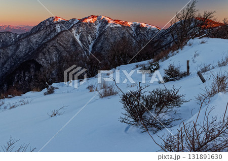 早春の丹沢・塔ノ岳山頂から見る朝焼けの蛭ヶ岳と不動ノ峰 早春の丹沢・塔ノ岳山頂から見る朝焼けの蛭ヶ岳と不動ノ峰 131891630