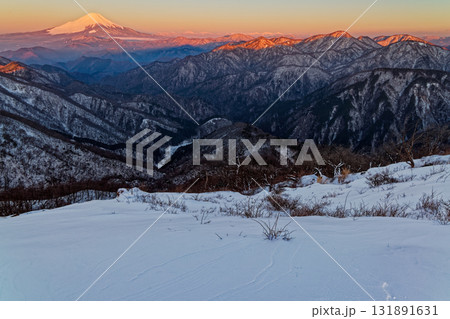 早春の丹沢・塔ノ岳山頂から見る朝焼けの富士山と南アルプスの山並み 131891631
