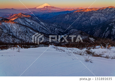 早春の丹沢・塔ノ岳山頂から見る朝焼けの富士山と南アルプスの山並み 131891635