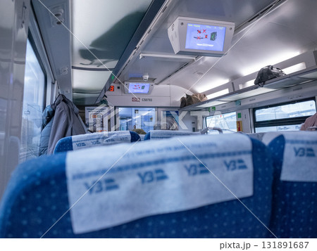 【ウクライナ】首都キーウと東部ハルキウ間を走る鉄道の座席シートから望む車内のインテリア 131891687