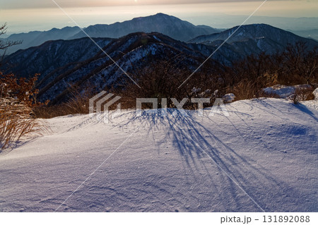 早春の丹沢・塔ノ岳山頂から見る朝の表尾根・大山 131892088