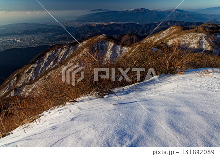 早春の丹沢・塔ノ岳山頂から見る朝の大倉尾根・箱根の山並み 131892089
