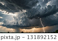 厚い雲の切れ間から差す稲光 131892152