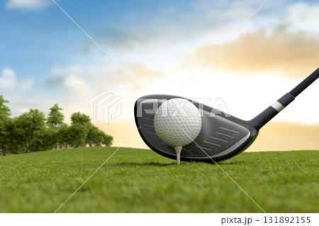 夕日に染まるゴルフ場の風景 ドライバーでのティーショット準備 131892155