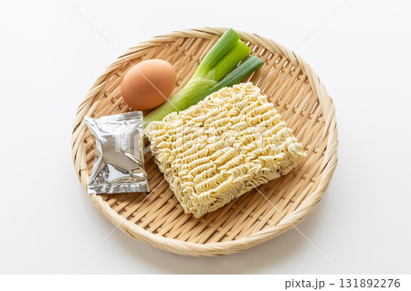 インスタントラーメン　即席麺の写真素材 131892276