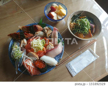 "Omakase" sushi set / 江戸前握り(海鮮にぎり)のランチセット - おまかせ握り "Omakase" sushi set / 江戸前握り(海鮮にぎり)のランチセット - おまかせ握り 131892329