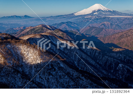 早春の丹沢・塔ノ岳山頂から見る朝の鍋割山稜と富士山 早春の丹沢・塔ノ岳山頂から見る朝の鍋割山稜と富士山 131892364