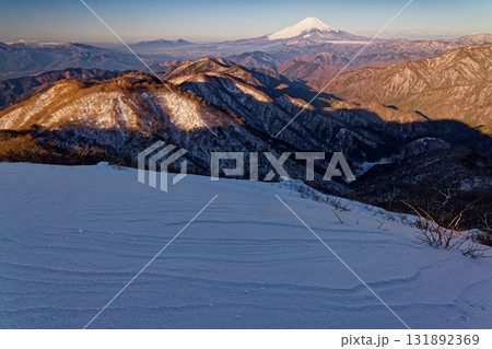 早春の丹沢・塔ノ岳山頂から見る富士山 131892369