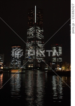 横浜みなとみらいの夜景 横浜ランドマークタワーと高層ビル群 横浜みなとみらいの夜景 横浜ランドマークタワーと高層ビル群 131892427