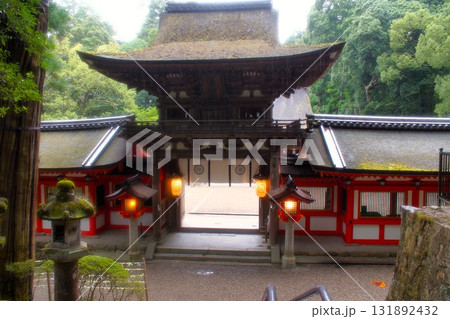 山の辺の道の風景 石上神社山門 山の辺の道の風景 石上神社山門 131892432