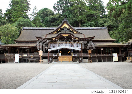 山の辺の道の風景 大神神社本殿 山の辺の道の風景 大神神社本殿 131892434