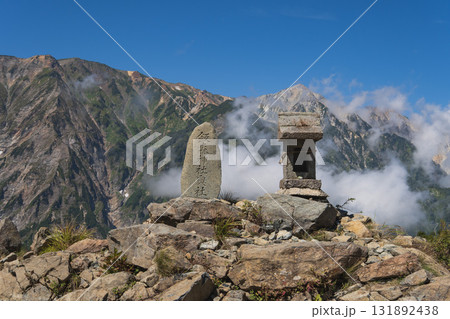 八方池の縁に立つ飯森神社奥社の祠【八方尾根】長野県白馬村・9月 131892438