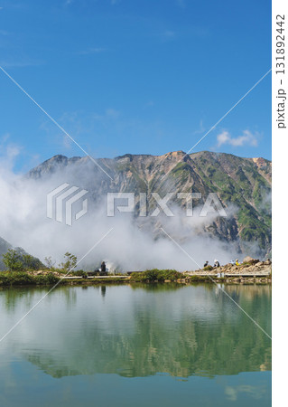 八方池に反射する山と雲【八方尾根】長野県白馬村・9月 131892442