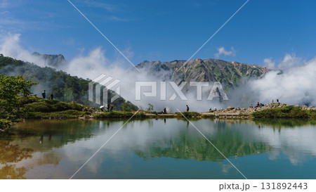 北アルプスをバックに歩く人が映る八方池【八方尾根】長野県白馬村・9月 131892443