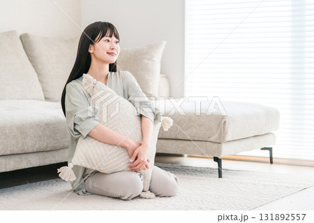 自宅のリビングでくつろぐ笑顔の若いアジア人女性 131892557