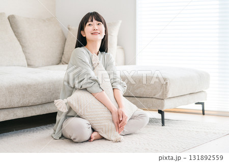 自宅のリビングでくつろぐ笑顔の若いアジア人女性 自宅のリビングでくつろぐ笑顔の若いアジア人女性 131892559