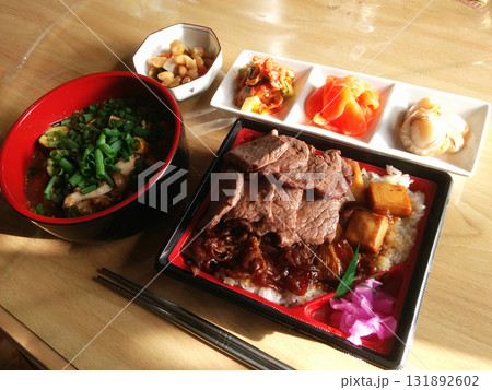 Beef sukiyaki 駅弁スタイルで食べる牛肉のすき焼き弁当(秋のきのこ汁と前菜のプレート) 131892602