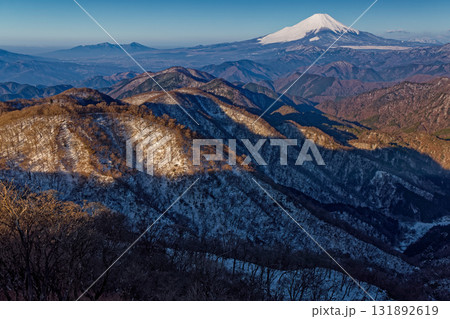 早春の丹沢・塔ノ岳山頂から見る朝の富士山と鍋割山稜 131892619
